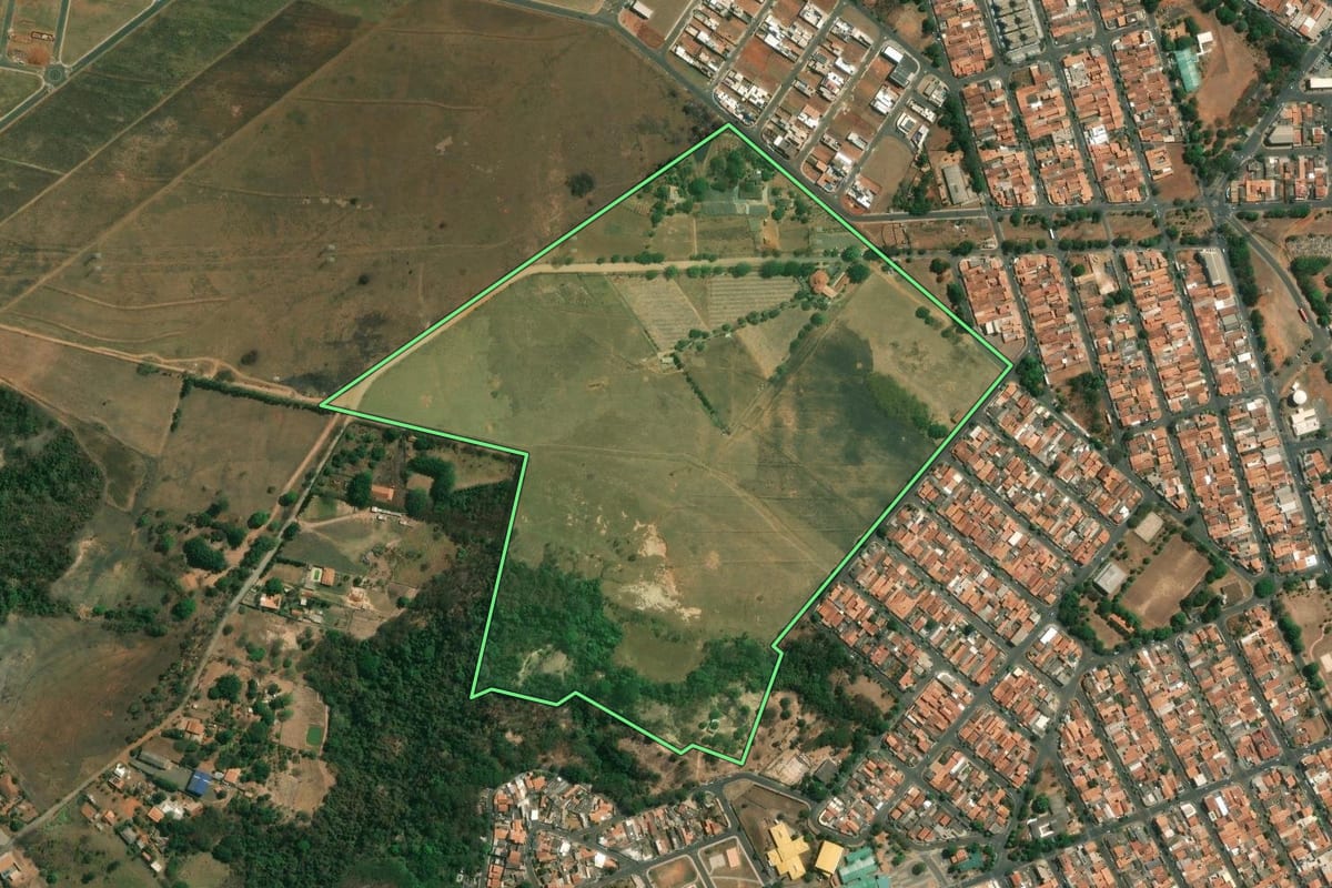 Imagem de satélite do imóvel rural em Santa Bárbara d'Oeste (SP), com o contorno declarado no CAR desenhado por cima.