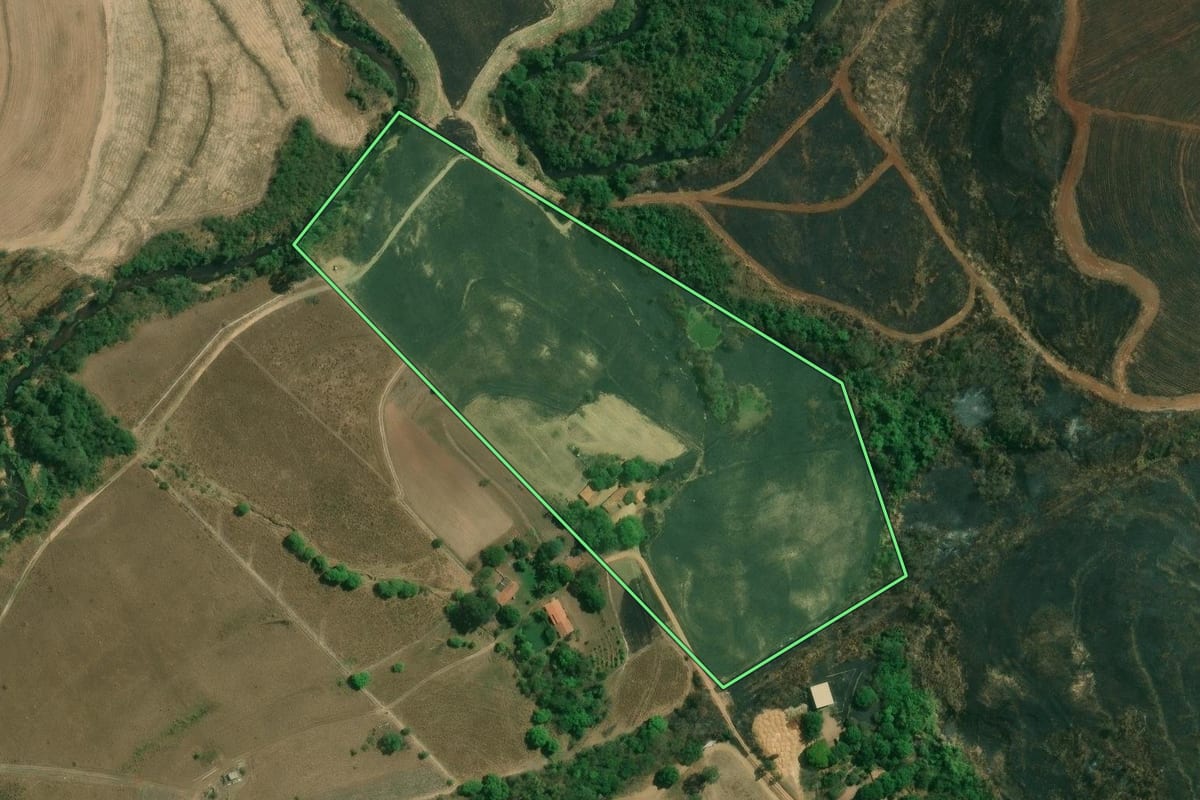 Imagem de satélite do imóvel rural em Santa Bárbara d'Oeste (SP), com o contorno declarado no CAR desenhado por cima.