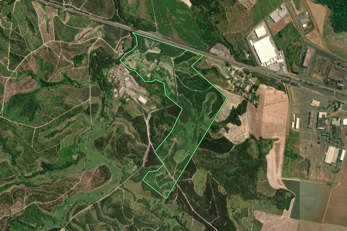 Imagem de satélite do imóvel rural em Santa Bárbara d'Oeste (SP), com o contorno declarado no CAR desenhado por cima.
