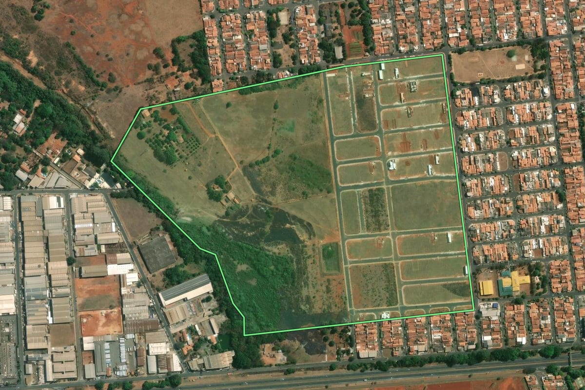 Imagem de satélite do imóvel rural em Santa Bárbara d'Oeste (SP), com o contorno declarado no CAR desenhado por cima.
