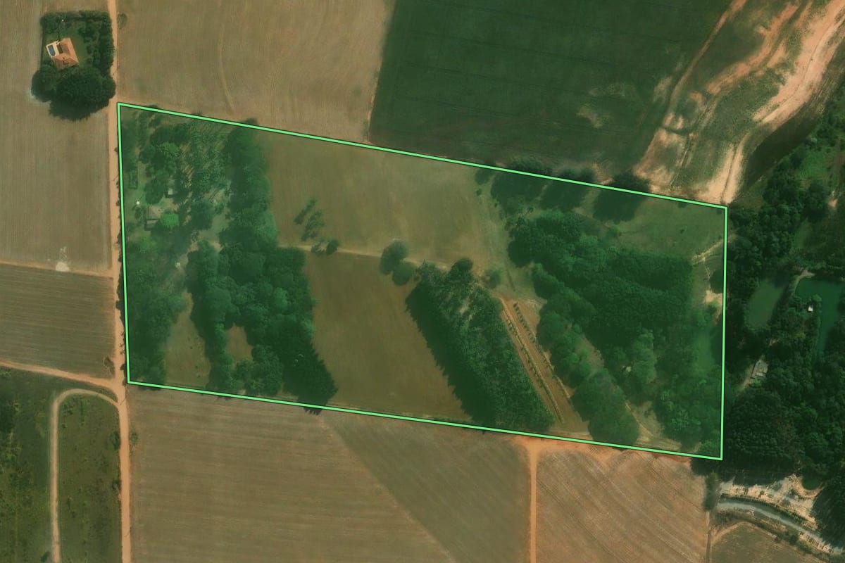 Imagem de satélite do imóvel rural em Santa Bárbara d'Oeste (SP), com o contorno declarado no CAR desenhado por cima.
