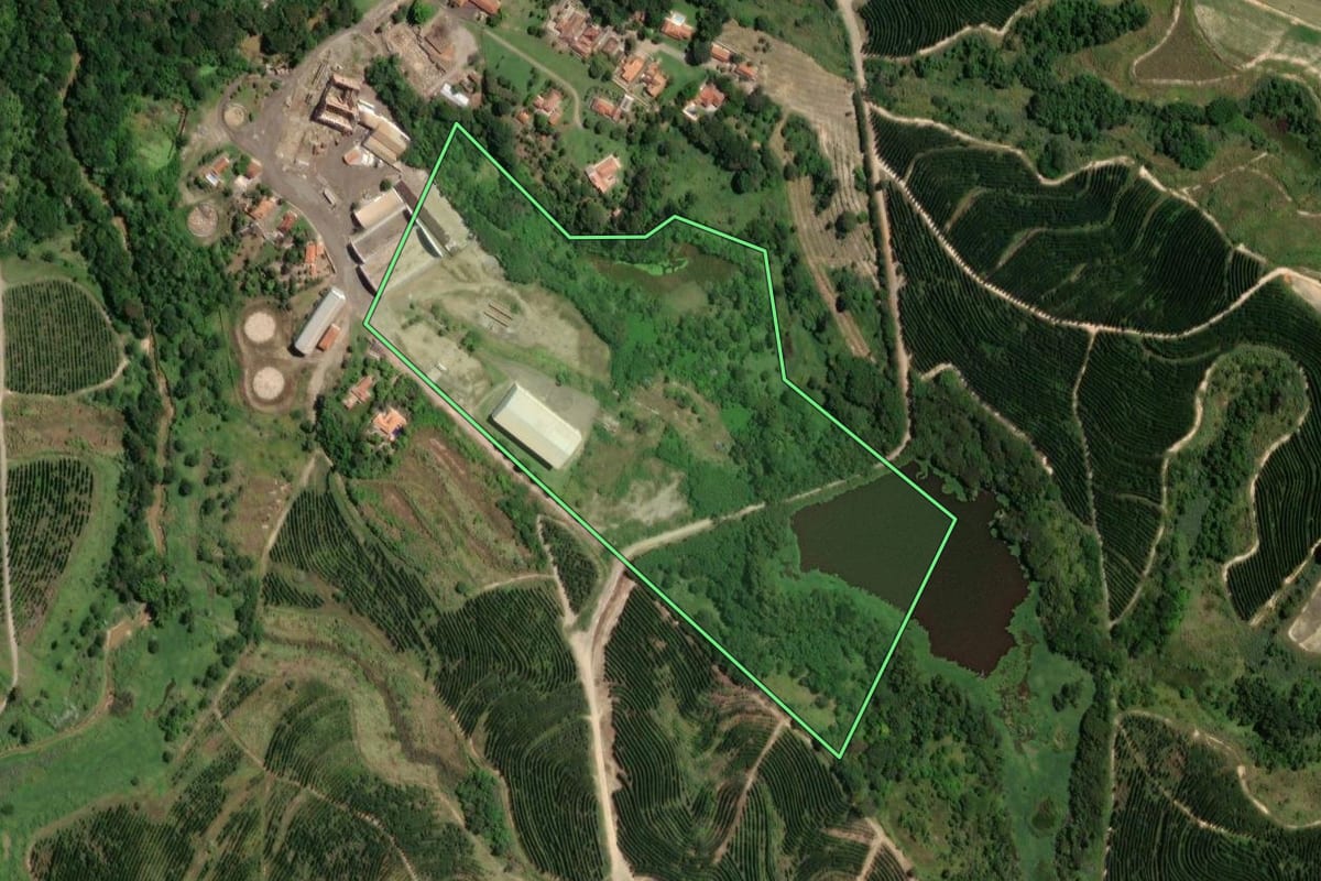 Imagem de satélite do imóvel rural em Santa Bárbara d'Oeste (SP), com o contorno declarado no CAR desenhado por cima.