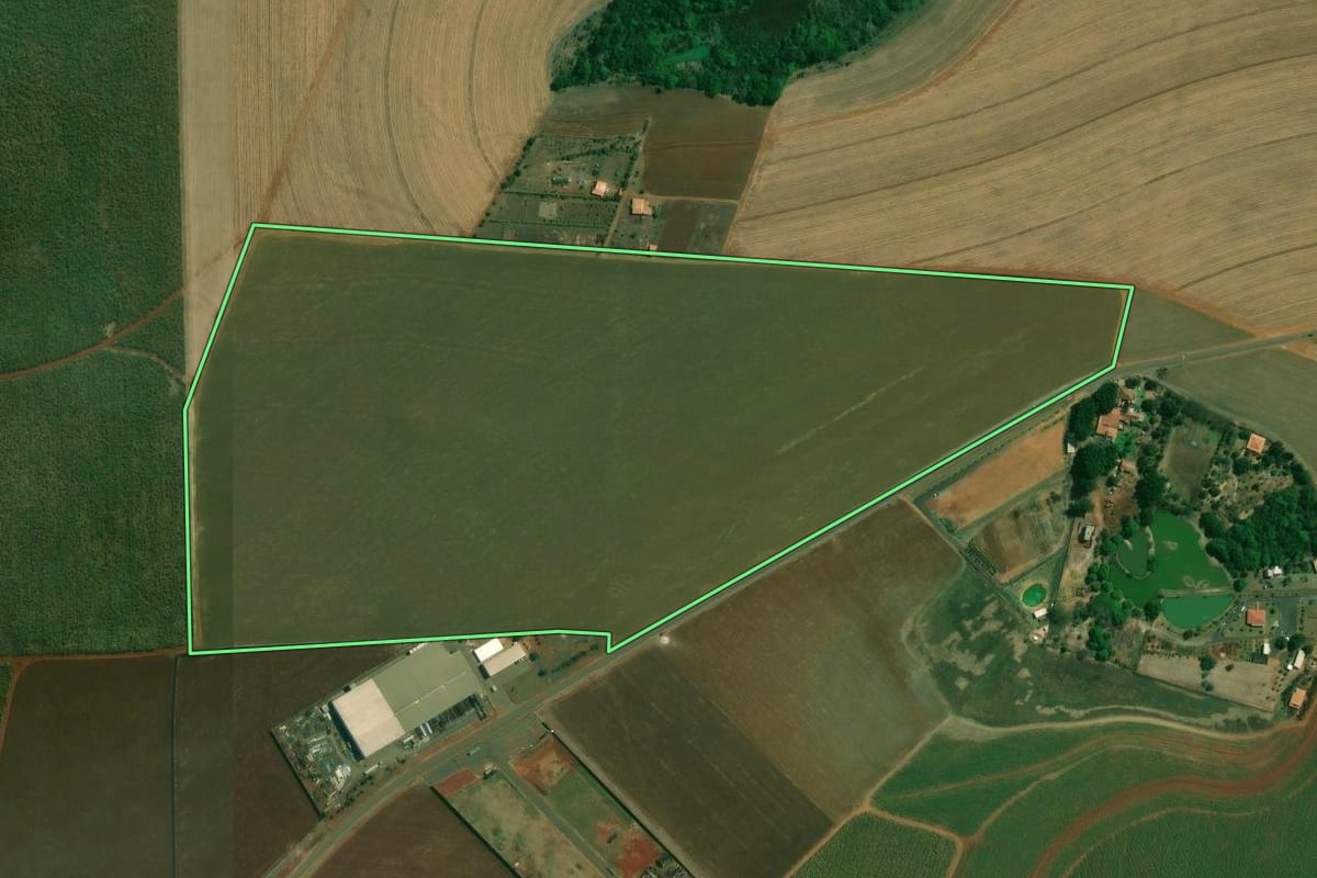 Imagem de satélite do imóvel rural em Santa Bárbara d'Oeste (SP), com o contorno declarado no CAR desenhado por cima.