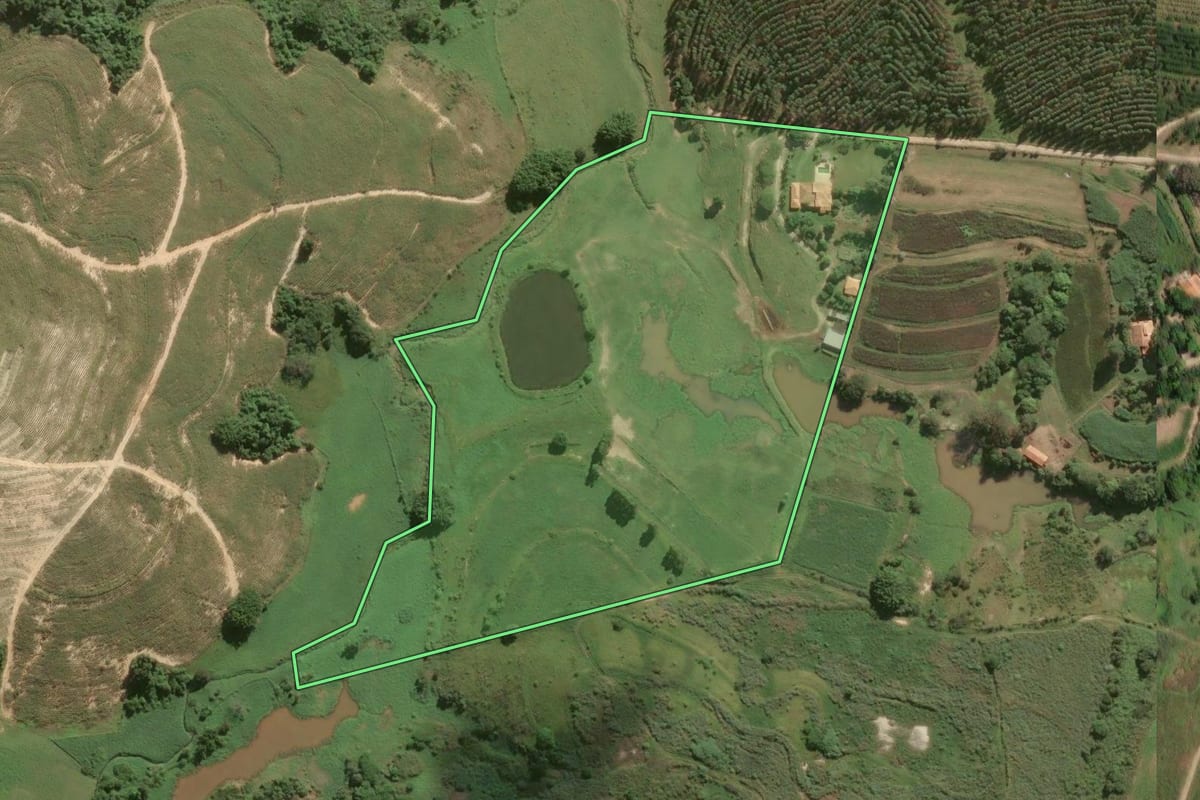 Imagem de satélite do imóvel rural em Santa Bárbara d'Oeste (SP), com o contorno declarado no CAR desenhado por cima.