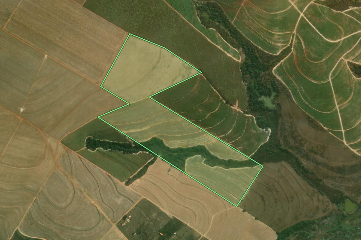 Imagem de satélite do imóvel rural em Santa Bárbara d'Oeste (SP), com o contorno declarado no CAR desenhado por cima.