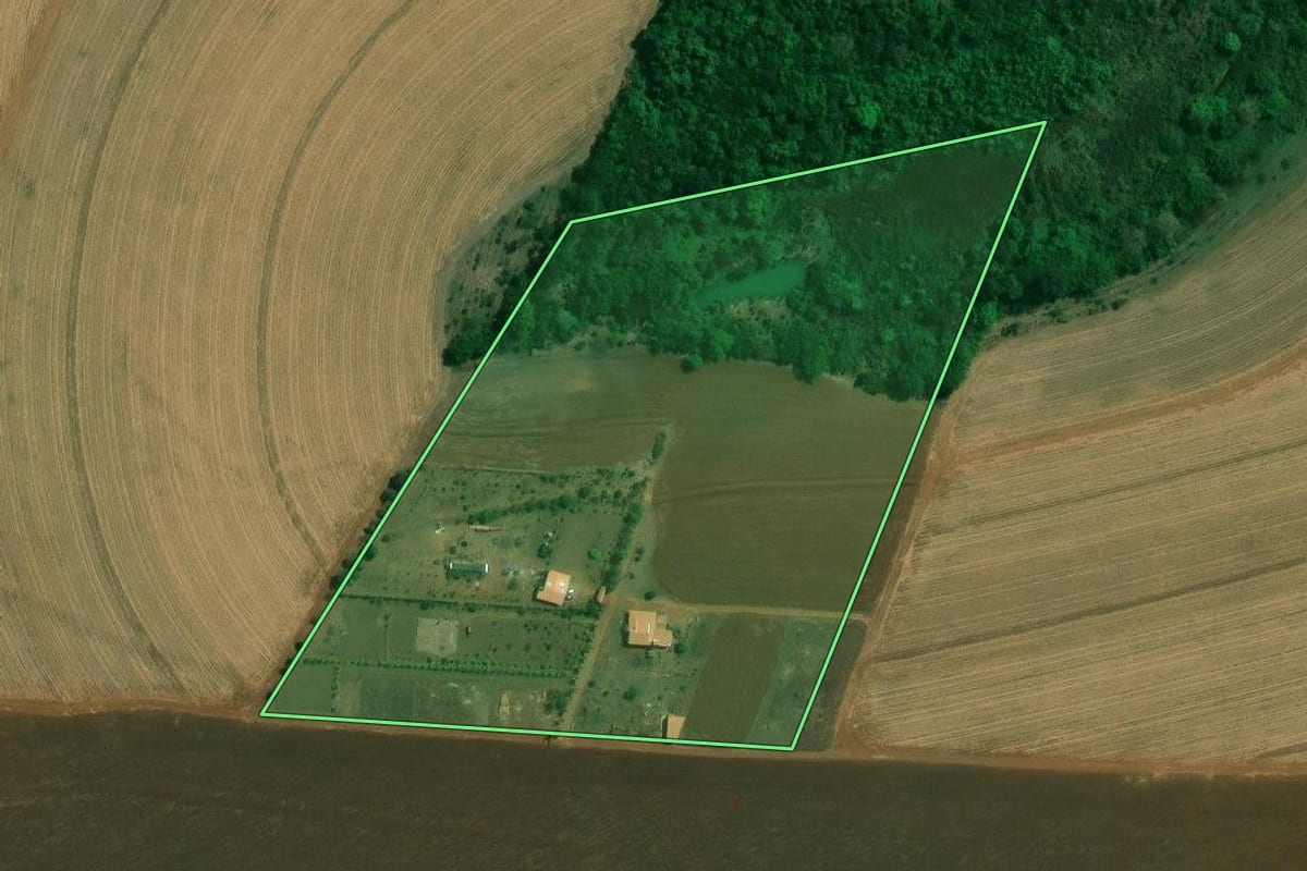 Imagem de satélite do imóvel rural em Santa Bárbara d'Oeste (SP), com o contorno declarado no CAR desenhado por cima.