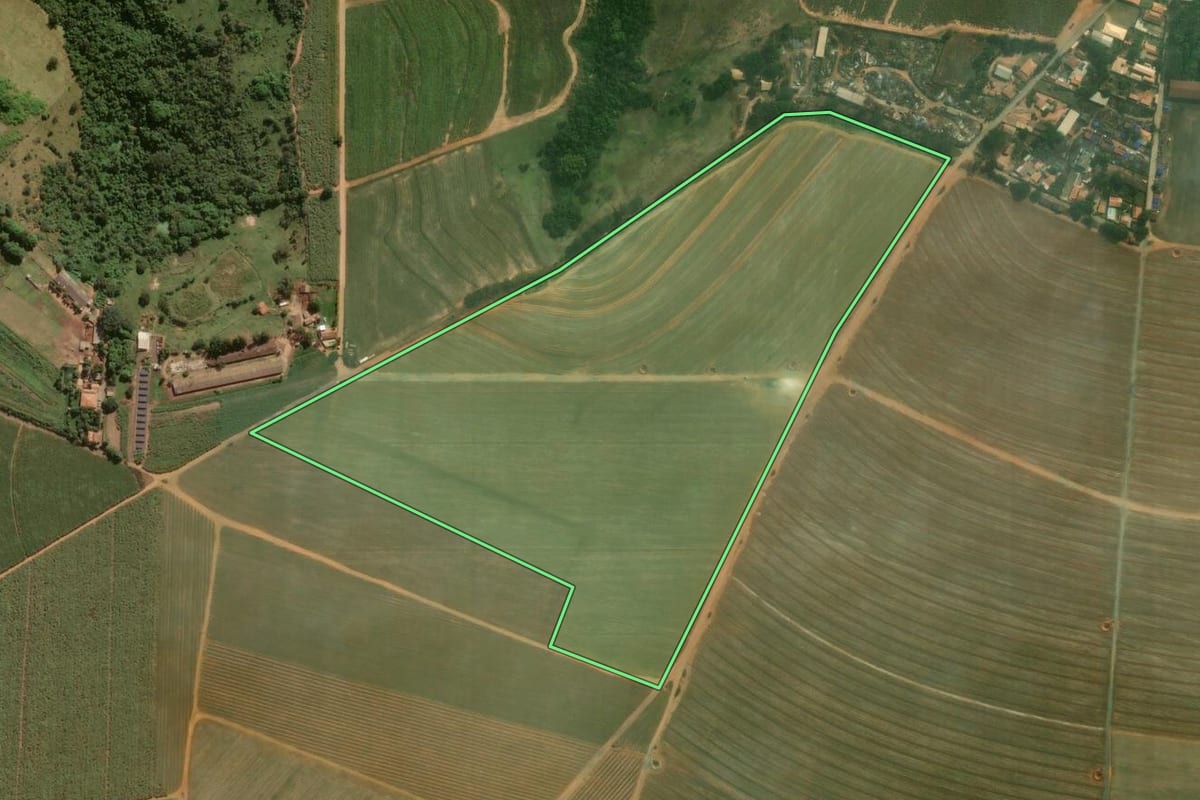 Imagem de satélite do imóvel rural em Santa Bárbara d'Oeste (SP), com o contorno declarado no CAR desenhado por cima.