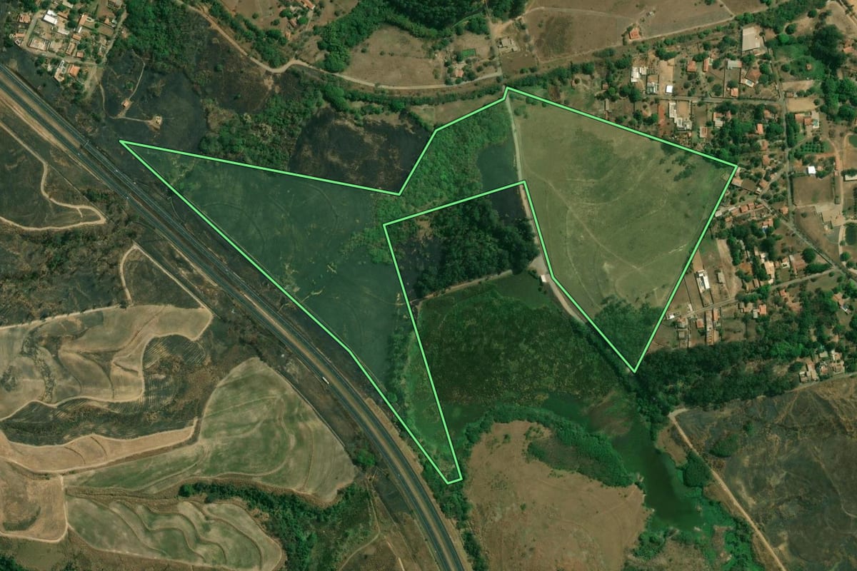 Imagem de satélite do imóvel rural em Santa Bárbara d'Oeste (SP), com o contorno declarado no CAR desenhado por cima.