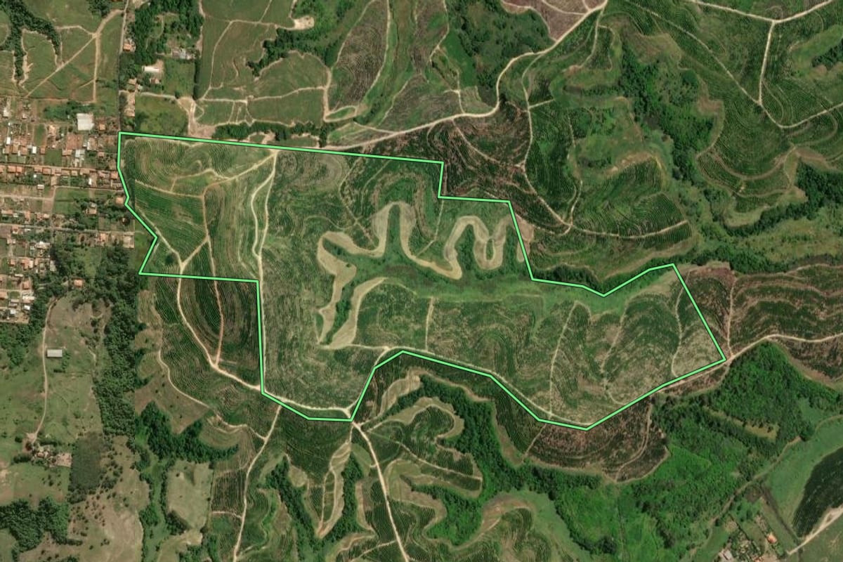 Imagem de satélite do imóvel rural em Santa Bárbara d'Oeste (SP), com o contorno declarado no CAR desenhado por cima.