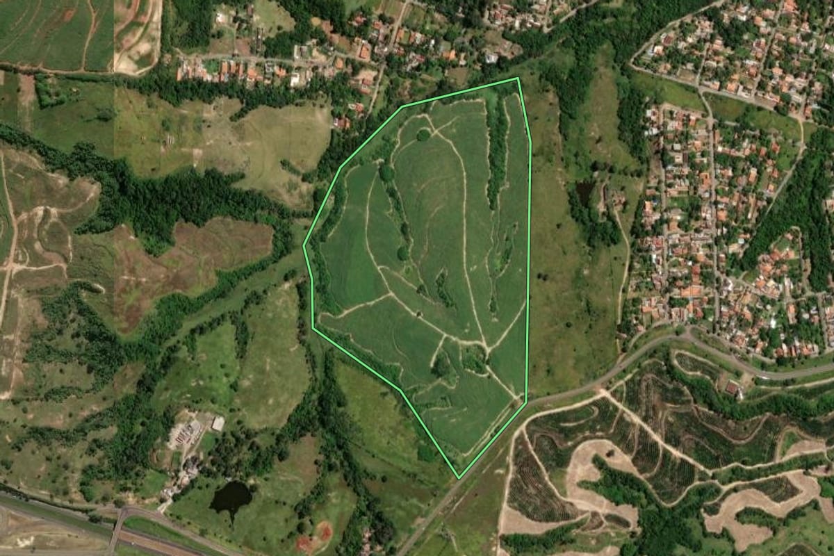 Imagem de satélite do imóvel rural em Santa Bárbara d'Oeste (SP), com o contorno declarado no CAR desenhado por cima.
