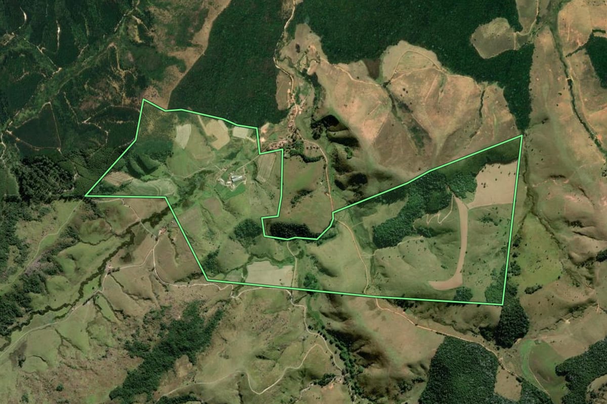Imagem de satélite do imóvel rural em Santa Branca (SP), com o contorno declarado no CAR desenhado por cima.