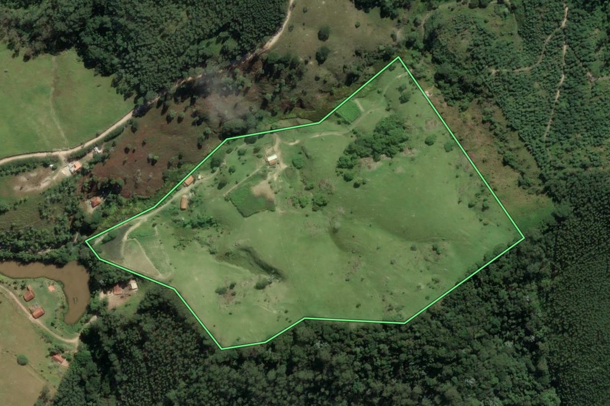 Imagem de satélite do imóvel rural em Santa Branca (SP), com o contorno declarado no CAR desenhado por cima.