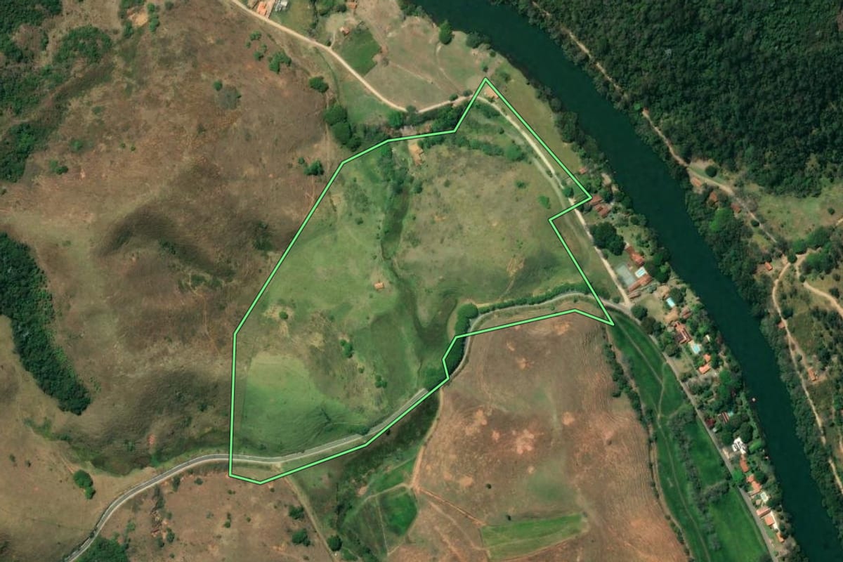 Imagem de satélite do imóvel rural em Santa Branca (SP), com o contorno declarado no CAR desenhado por cima.