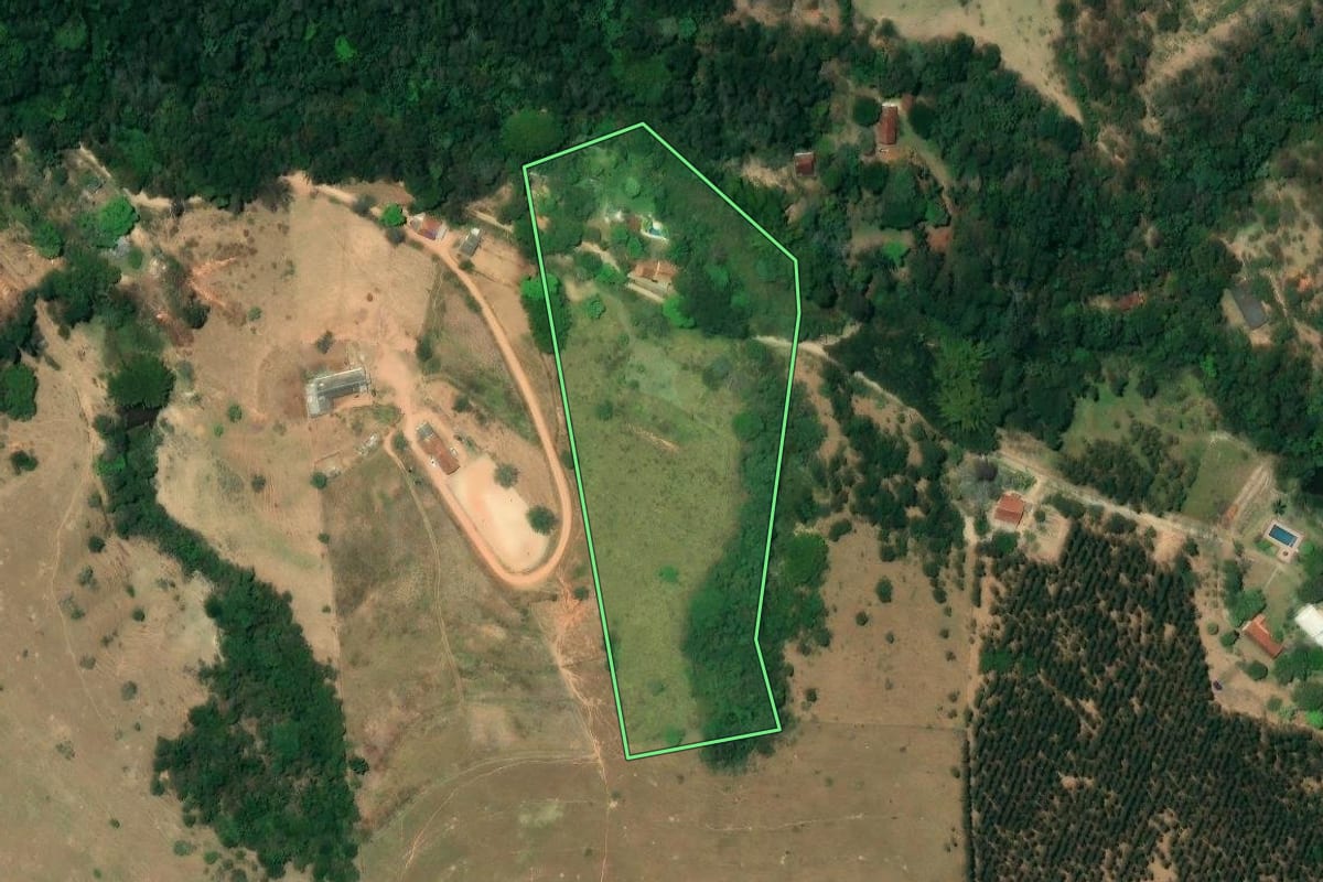 Imagem de satélite do imóvel rural em Santa Branca (SP), com o contorno declarado no CAR desenhado por cima.