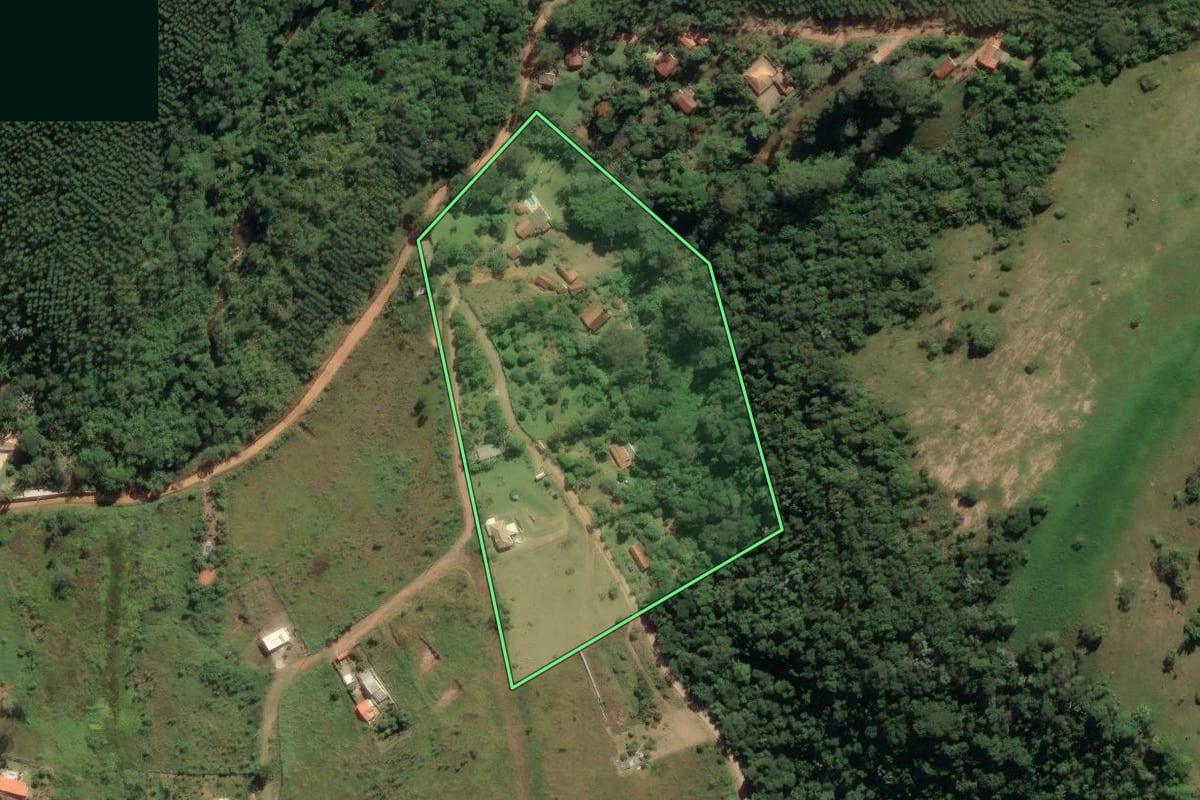 Imagem de satélite do imóvel rural em Santa Branca (SP), com o contorno declarado no CAR desenhado por cima.