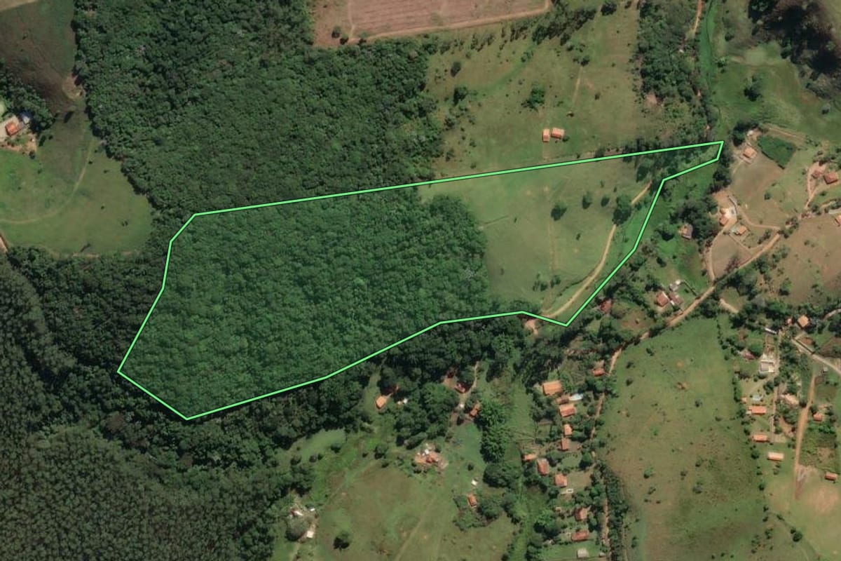 Imagem de satélite do imóvel rural em Santa Branca (SP), com o contorno declarado no CAR desenhado por cima.