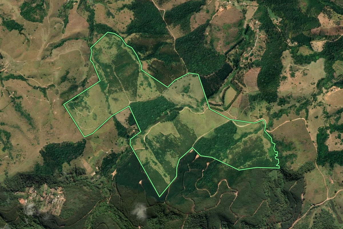 Imagem de satélite do imóvel rural em Santa Branca (SP), com o contorno declarado no CAR desenhado por cima.