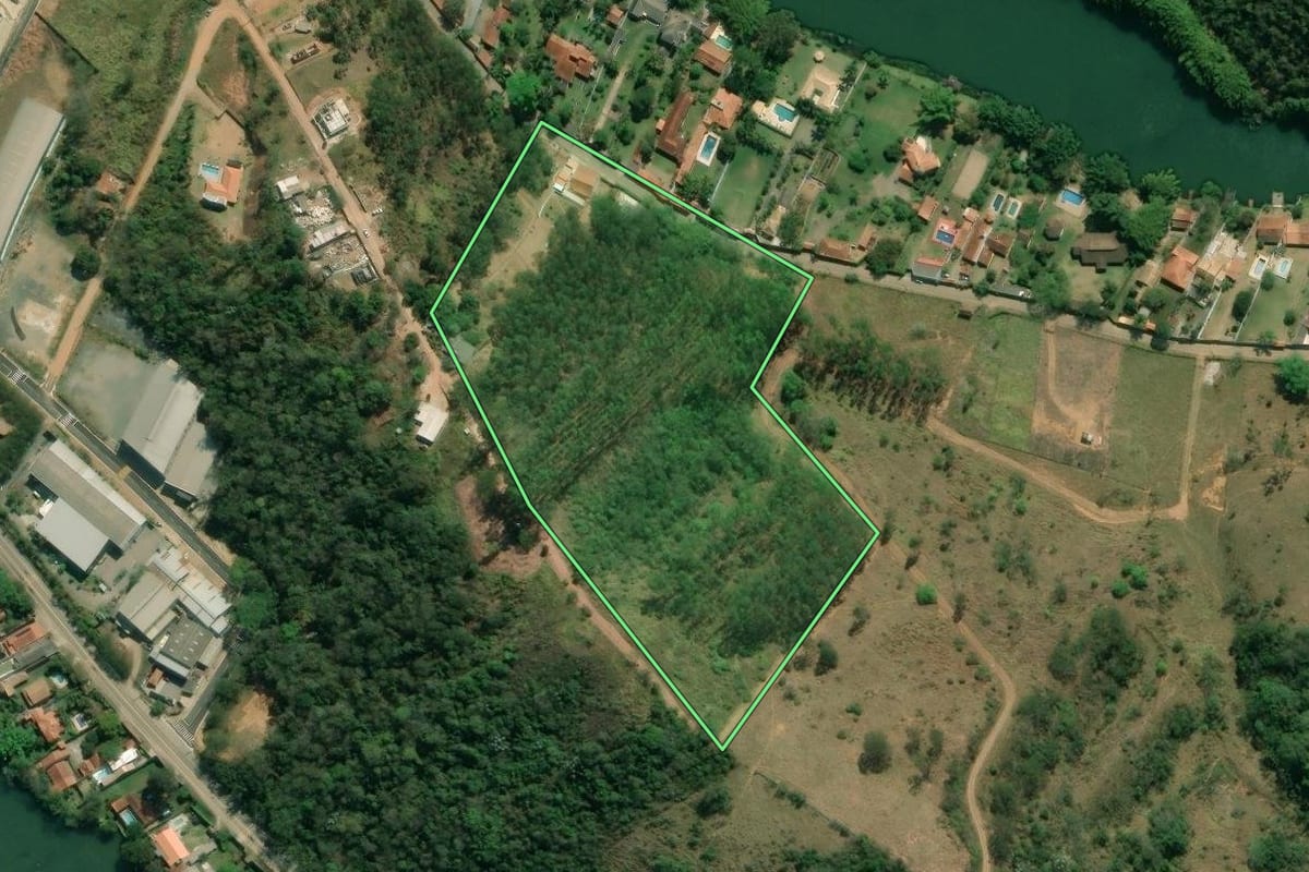 Imagem de satélite do imóvel rural em Santa Branca (SP), com o contorno declarado no CAR desenhado por cima.