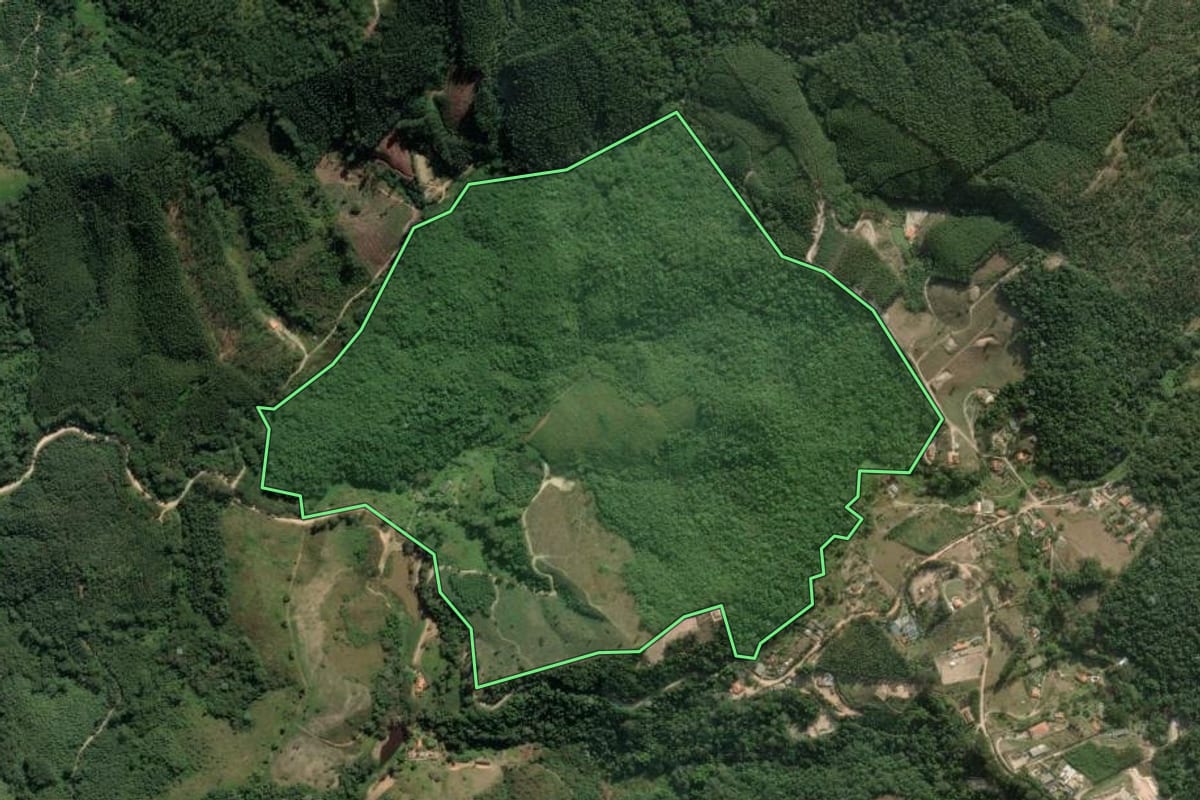 Imagem de satélite do imóvel rural em Santa Branca (SP), com o contorno declarado no CAR desenhado por cima.