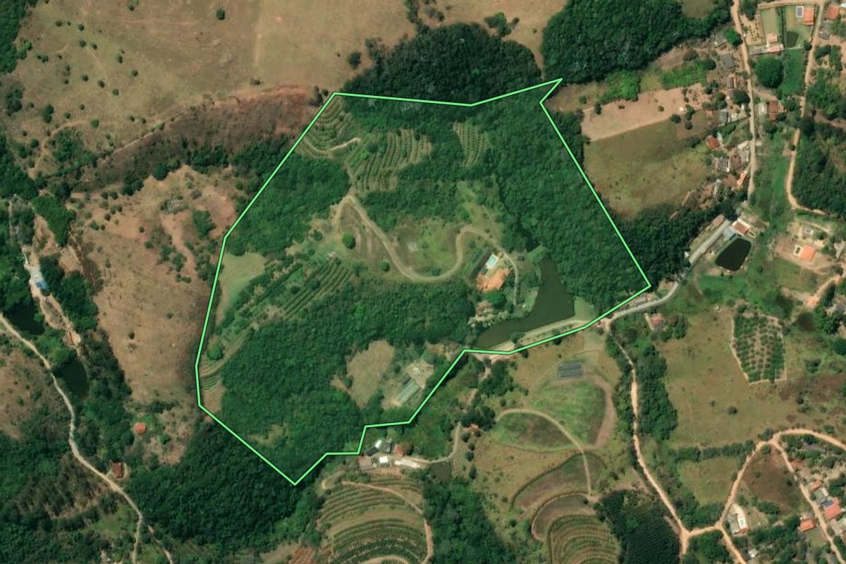 Imagem de satélite do imóvel rural em Santa Branca (SP), com o contorno declarado no CAR desenhado por cima.