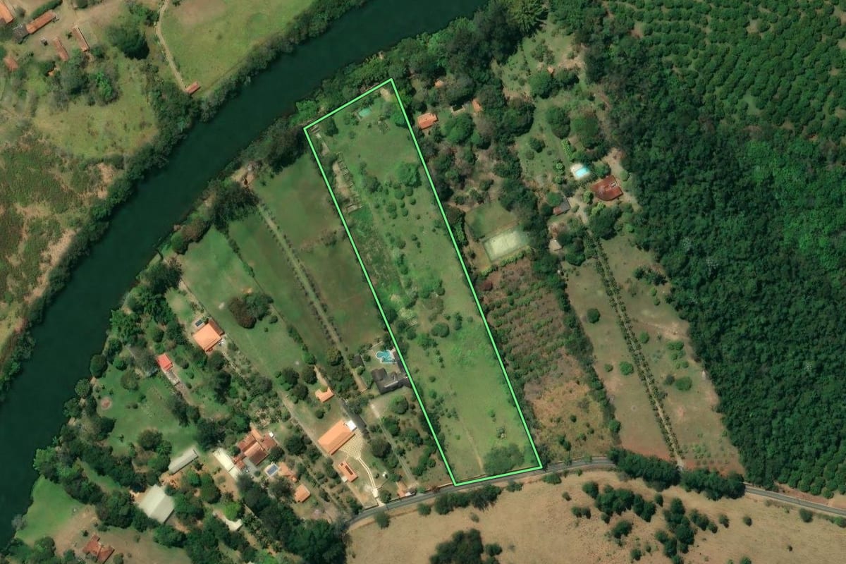 Imagem de satélite do imóvel rural em Santa Branca (SP), com o contorno declarado no CAR desenhado por cima.