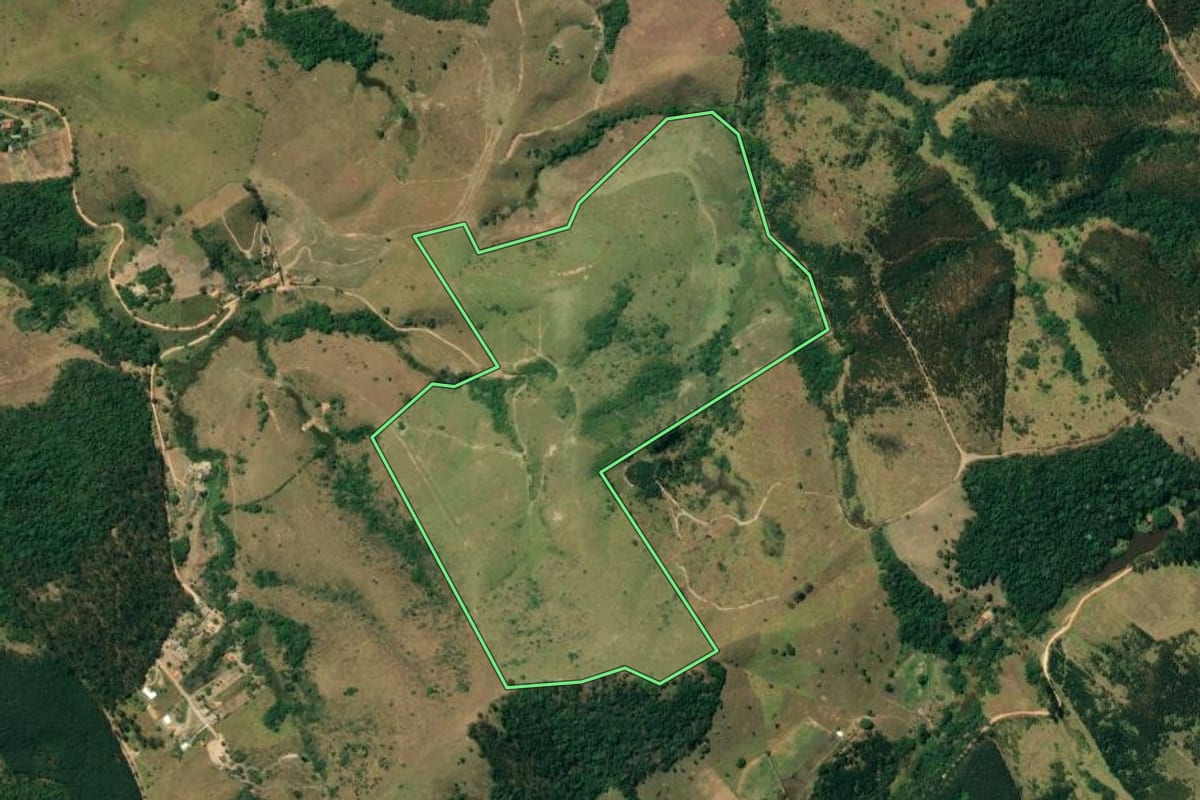 Imagem de satélite do imóvel rural em Santa Branca (SP), com o contorno declarado no CAR desenhado por cima.