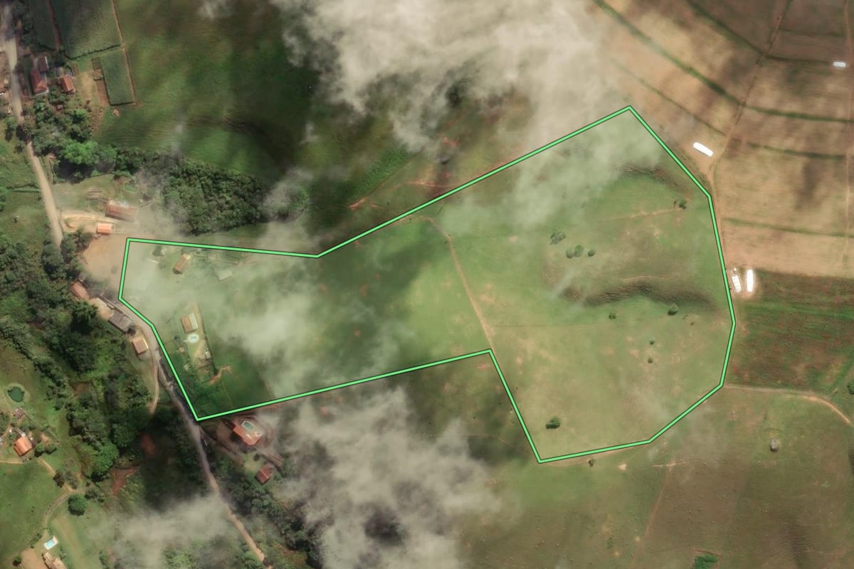 Imagem de satélite do imóvel rural em Santa Branca (SP), com o contorno declarado no CAR desenhado por cima.
