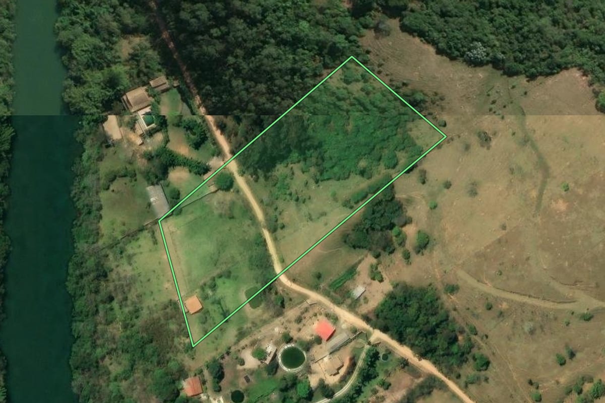 Imagem de satélite do imóvel rural em Santa Branca (SP), com o contorno declarado no CAR desenhado por cima.