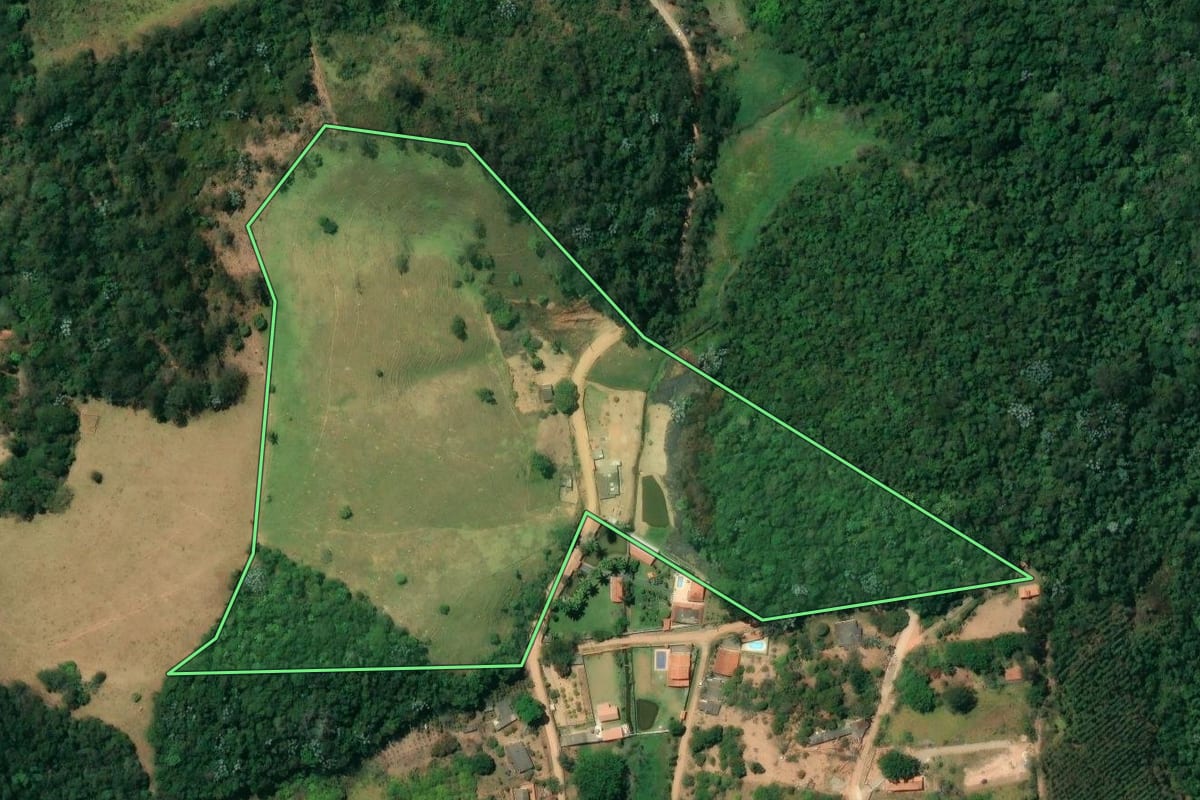 Imagem de satélite do imóvel rural em Santa Branca (SP), com o contorno declarado no CAR desenhado por cima.