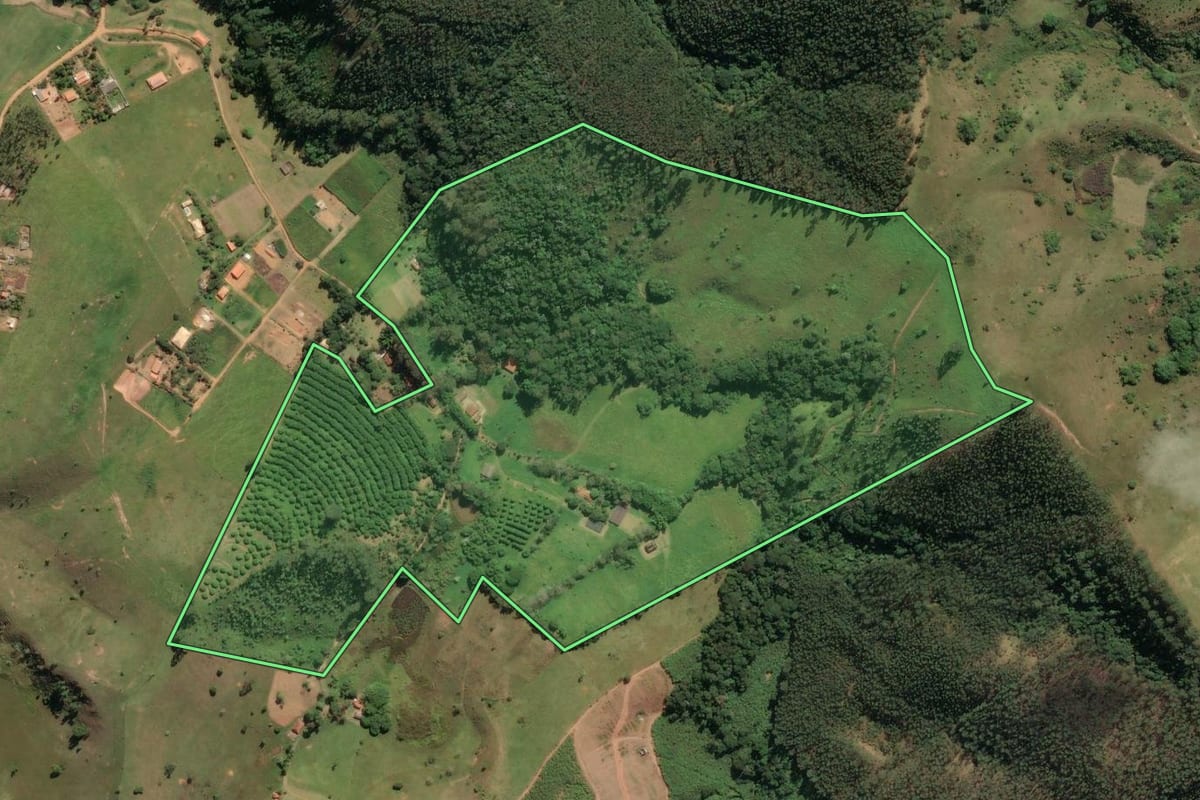 Imagem de satélite do imóvel rural em Santa Branca (SP), com o contorno declarado no CAR desenhado por cima.
