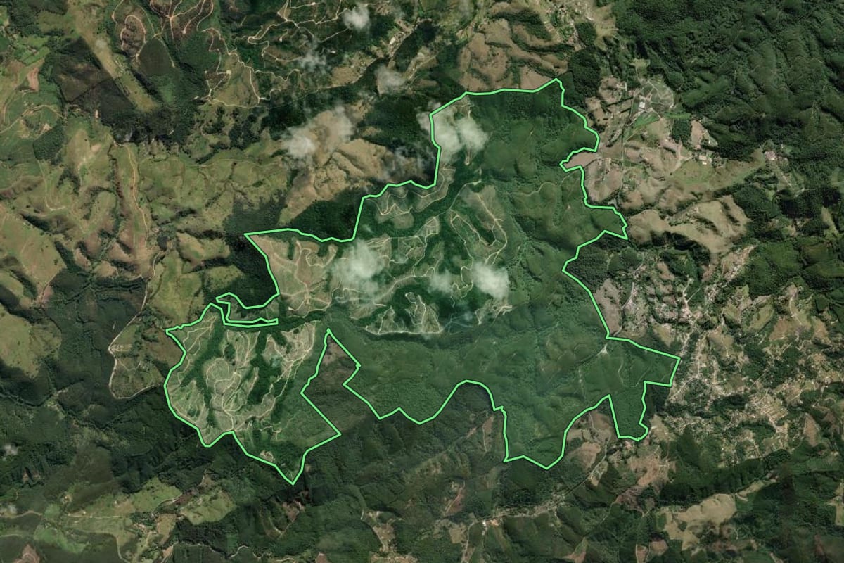 Imagem de satélite do imóvel rural em Santa Branca (SP), com o contorno declarado no CAR desenhado por cima.