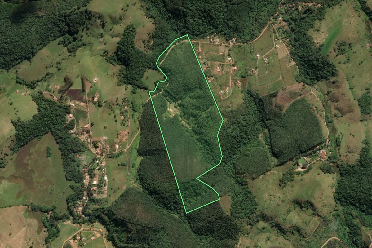 Imagem de satélite do imóvel rural em Santa Branca (SP), com o contorno declarado no CAR desenhado por cima.