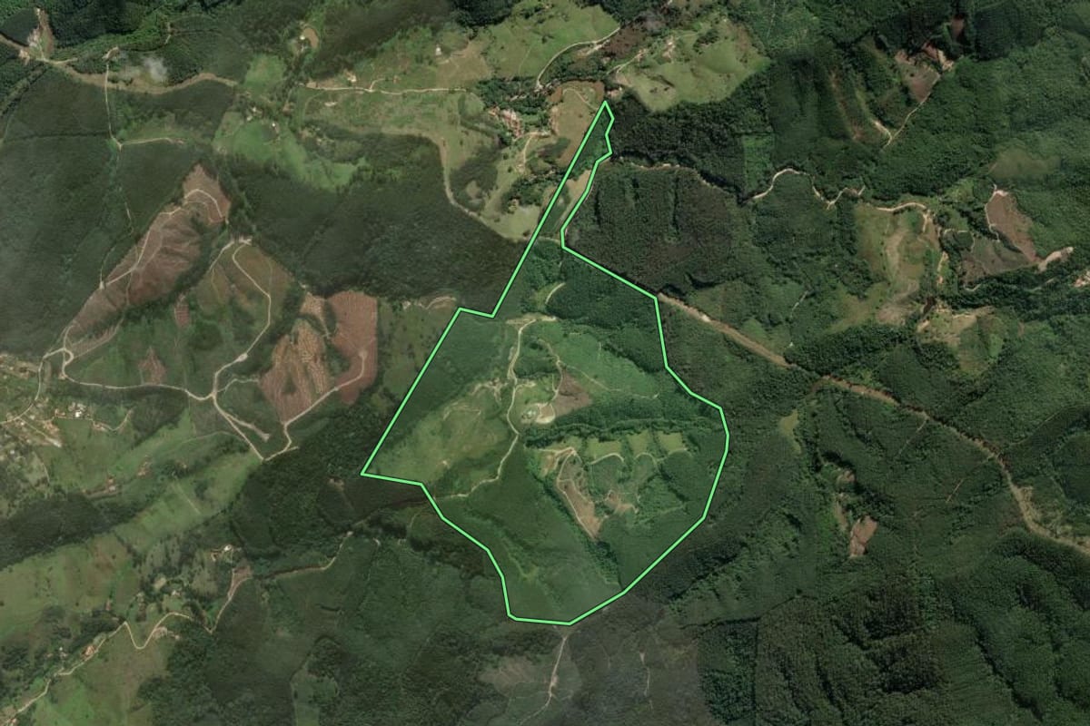 Imagem de satélite do imóvel rural em Santa Branca (SP), com o contorno declarado no CAR desenhado por cima.
