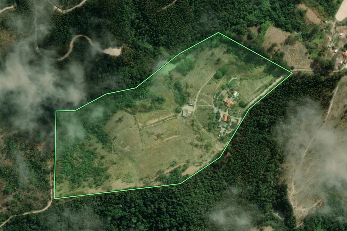 Imagem de satélite do imóvel rural em Santa Branca (SP), com o contorno declarado no CAR desenhado por cima.