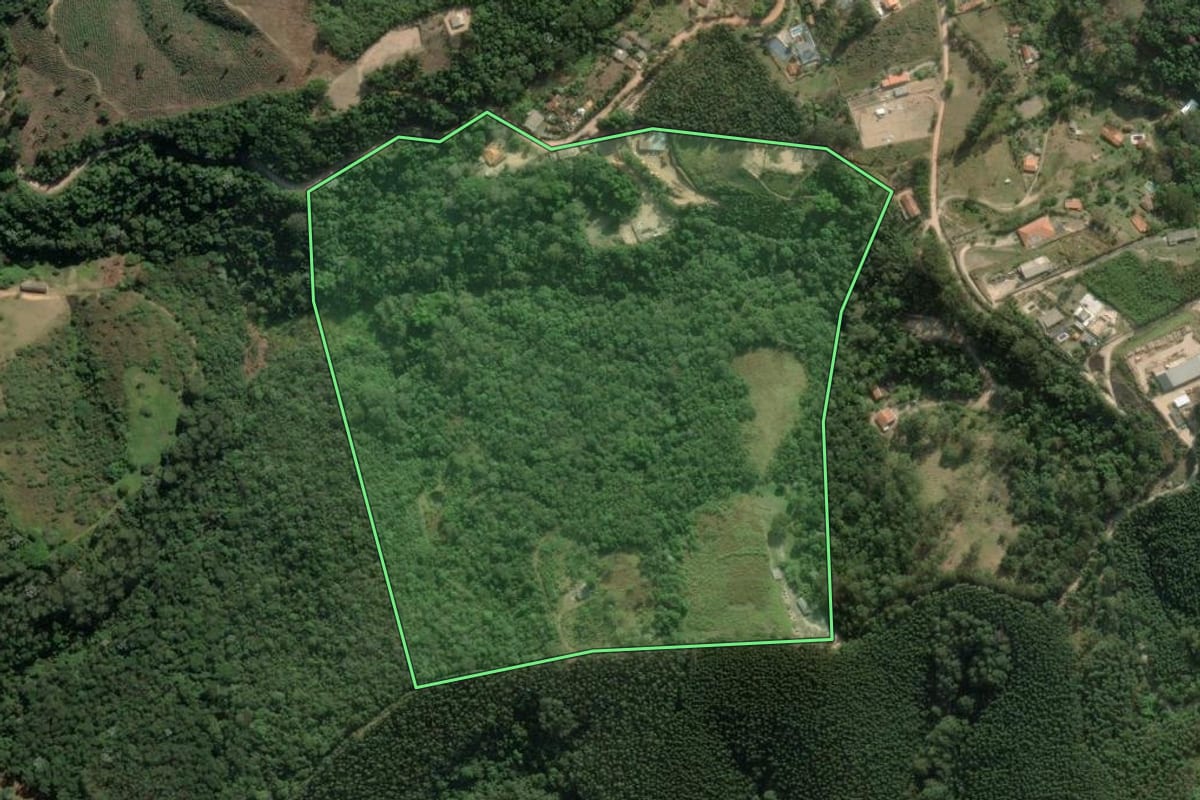 Imagem de satélite do imóvel rural em Santa Branca (SP), com o contorno declarado no CAR desenhado por cima.