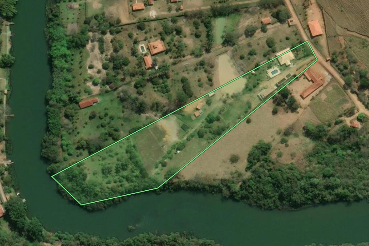 Imagem de satélite do imóvel rural em Santa Branca (SP), com o contorno declarado no CAR desenhado por cima.