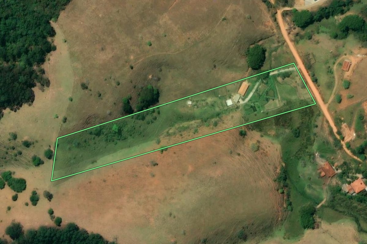 Imagem de satélite do imóvel rural em Santa Branca (SP), com o contorno declarado no CAR desenhado por cima.