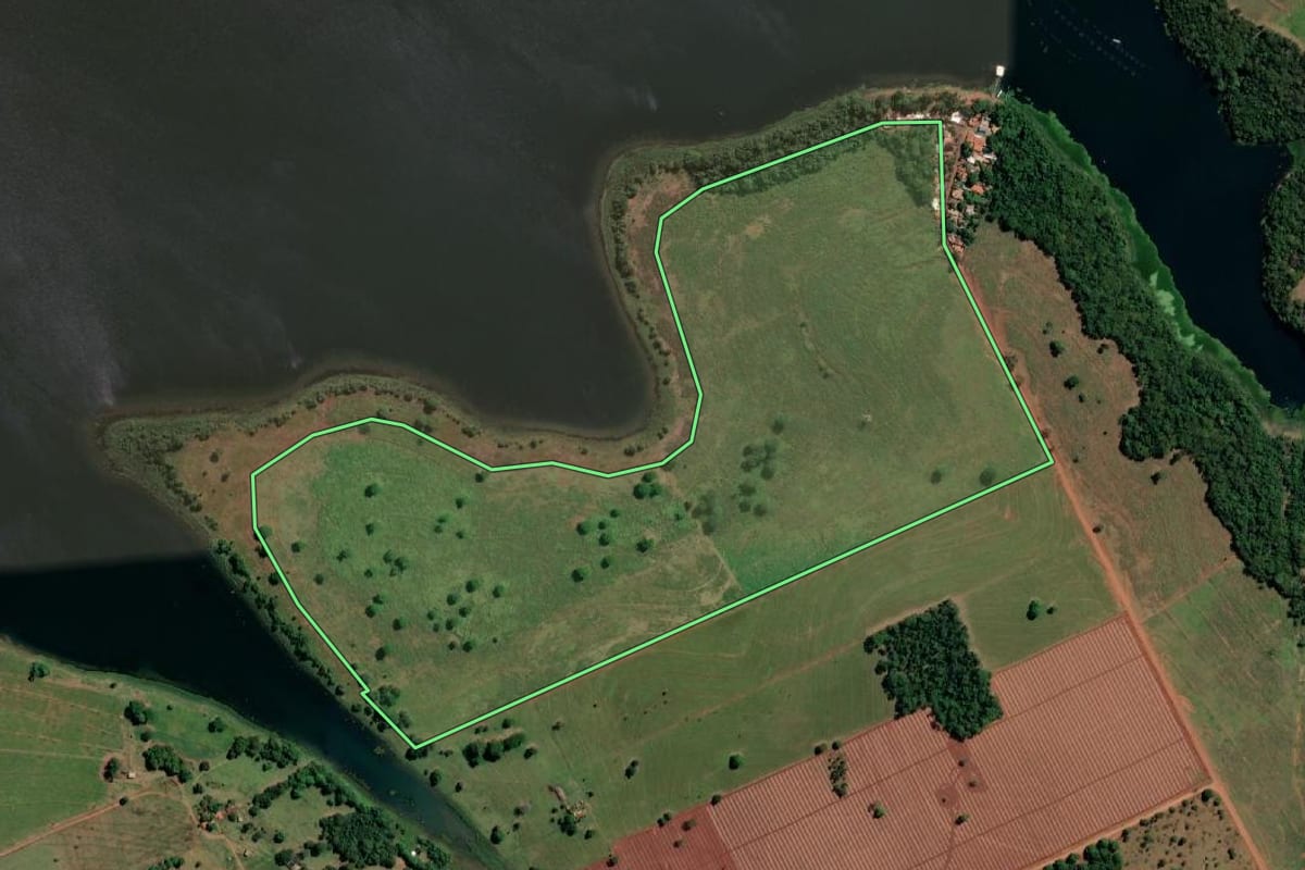 Imagem de satélite do imóvel rural em Santa Clara d'Oeste (SP), com o contorno declarado no CAR desenhado por cima.