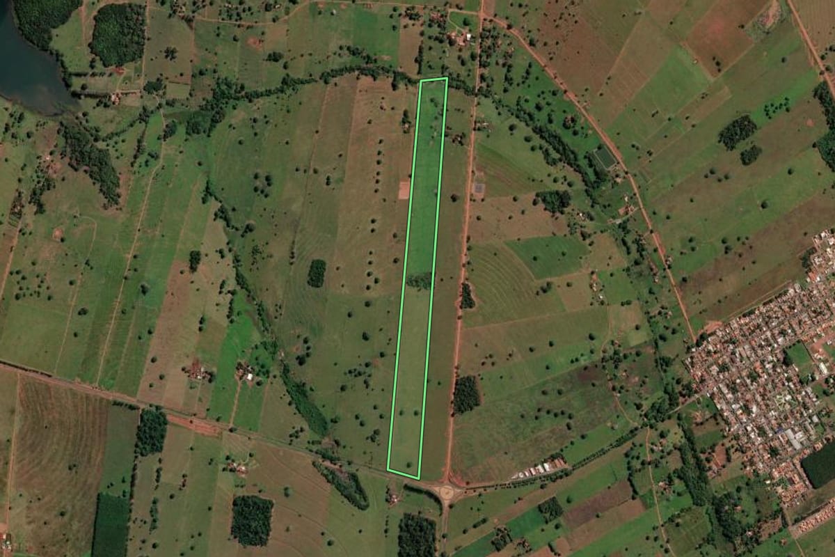 Imagem de satélite do imóvel rural em Santa Clara d'Oeste (SP), com o contorno declarado no CAR desenhado por cima.