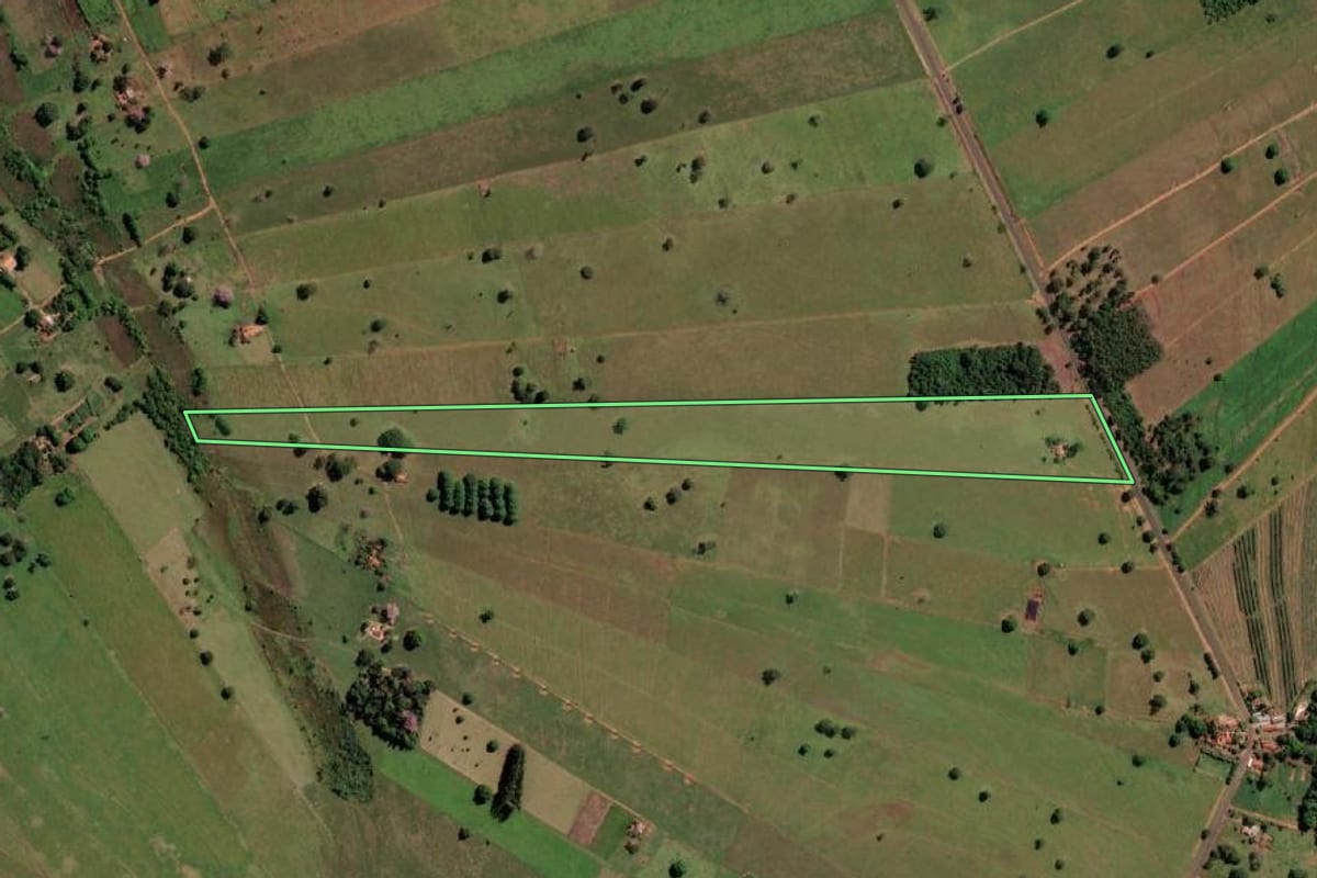 Imagem de satélite do imóvel rural em Santa Clara d'Oeste (SP), com o contorno declarado no CAR desenhado por cima.