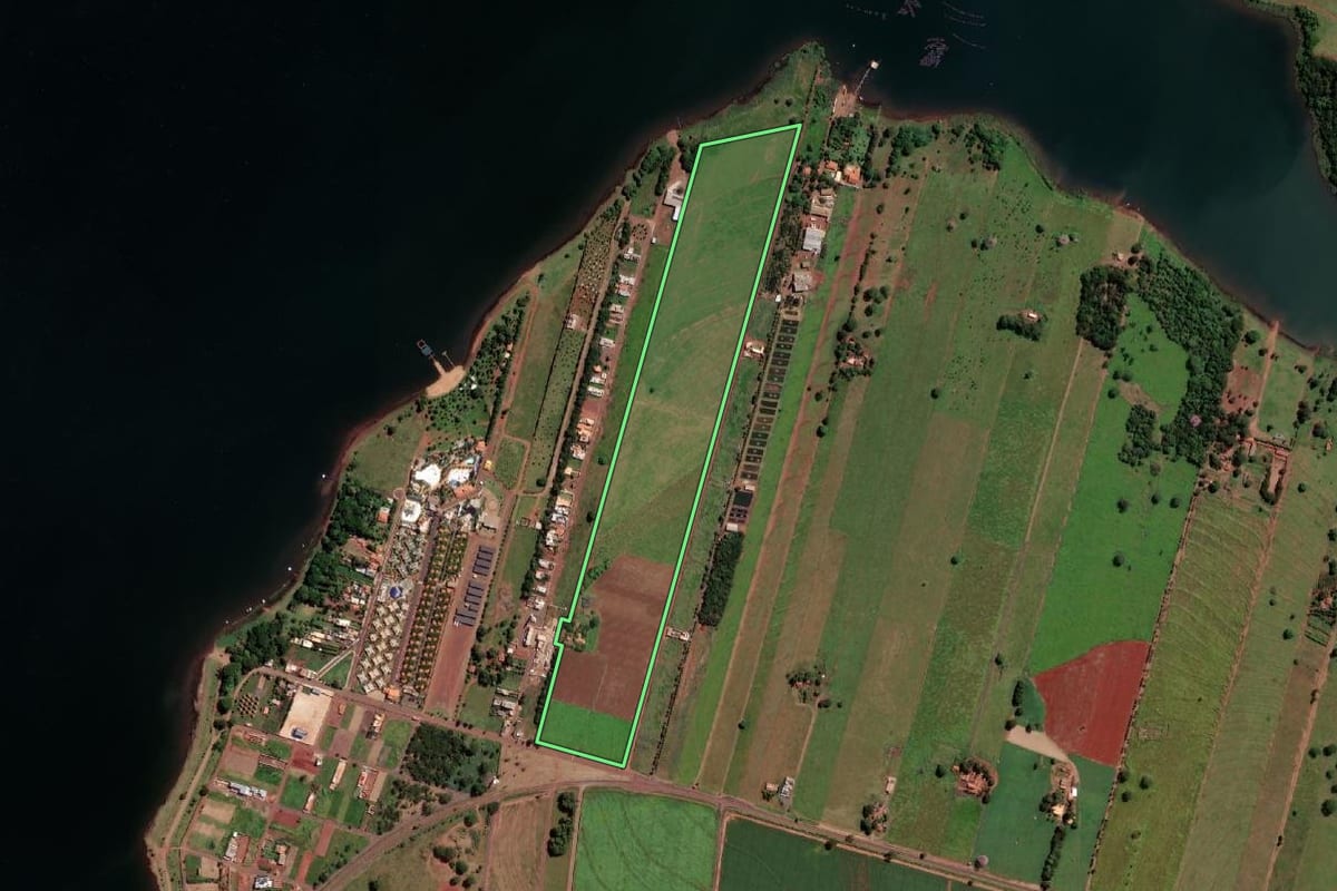 Imagem de satélite do imóvel rural em Santa Clara d'Oeste (SP), com o contorno declarado no CAR desenhado por cima.