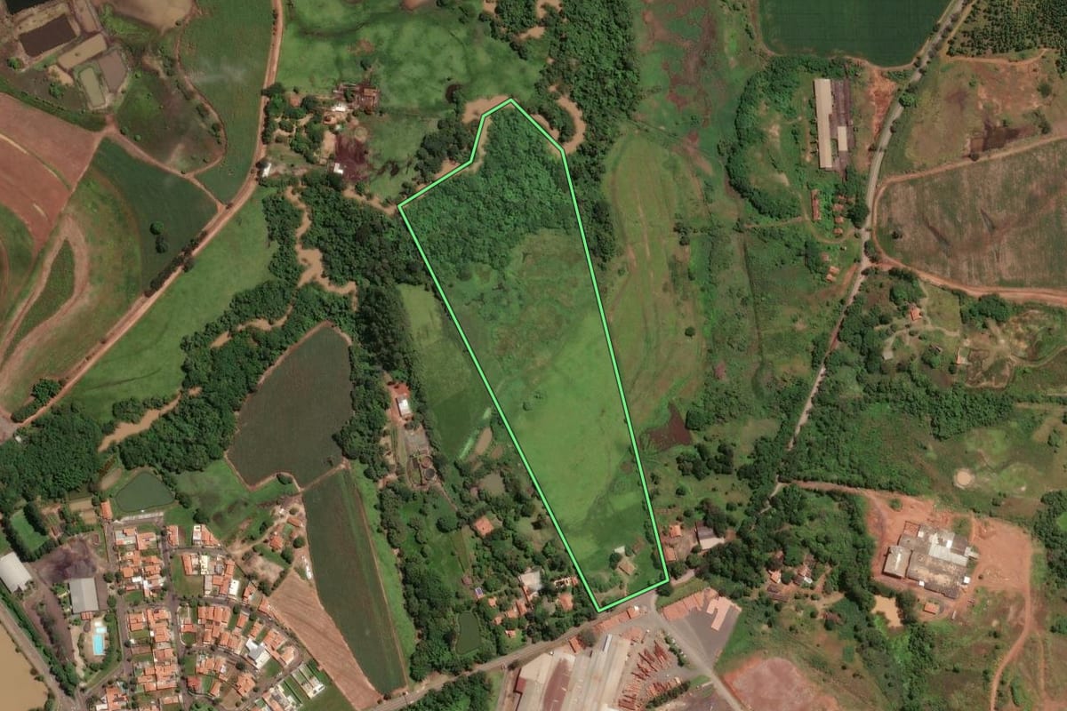 Imagem de satélite do imóvel rural em Santa Cruz da Conceição (SP), com o contorno declarado no CAR desenhado por cima.