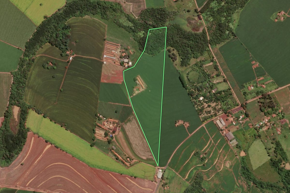 Imagem de satélite do imóvel rural em Santa Cruz da Conceição (SP), com o contorno declarado no CAR desenhado por cima.