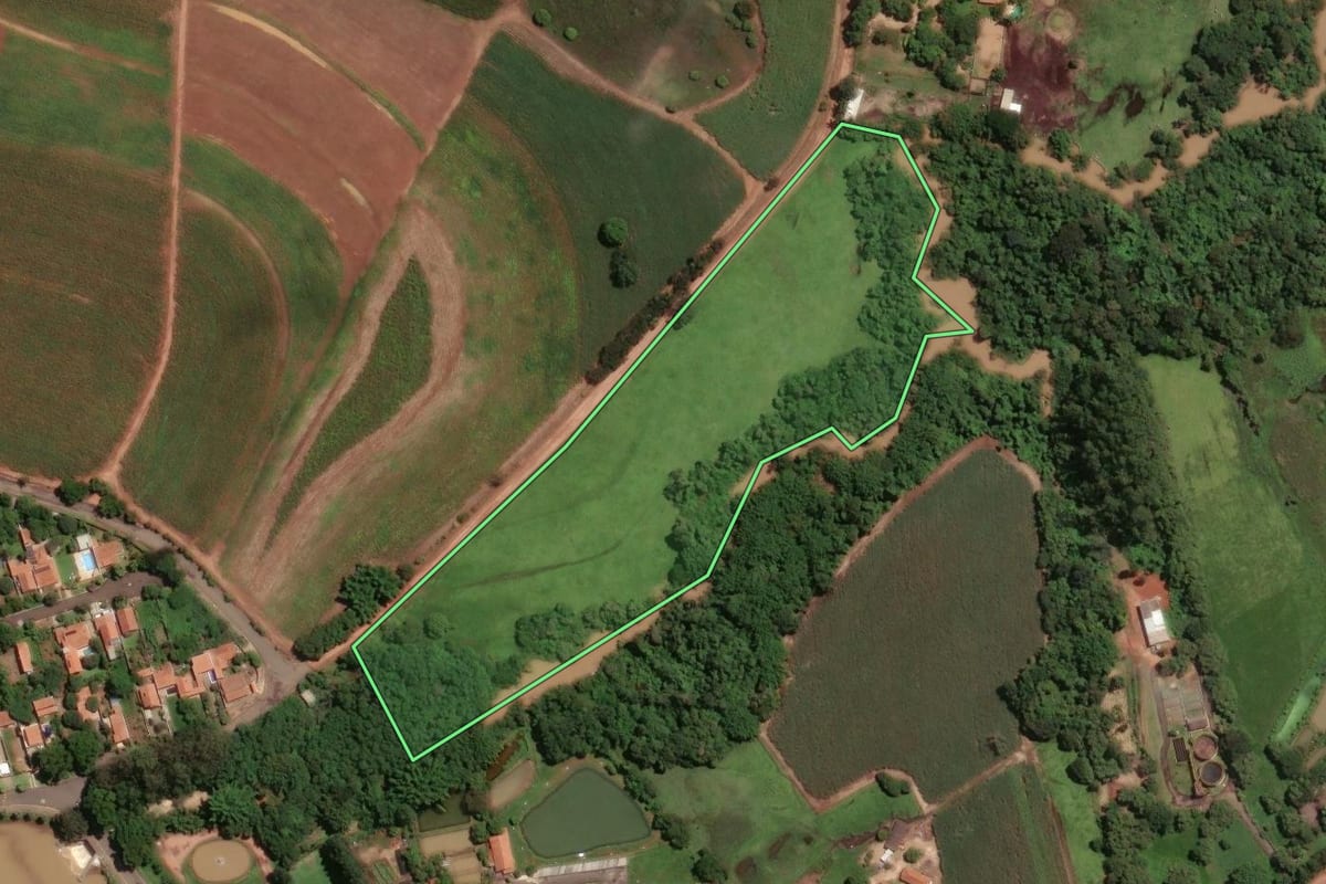 Imagem de satélite do imóvel rural em Santa Cruz da Conceição (SP), com o contorno declarado no CAR desenhado por cima.