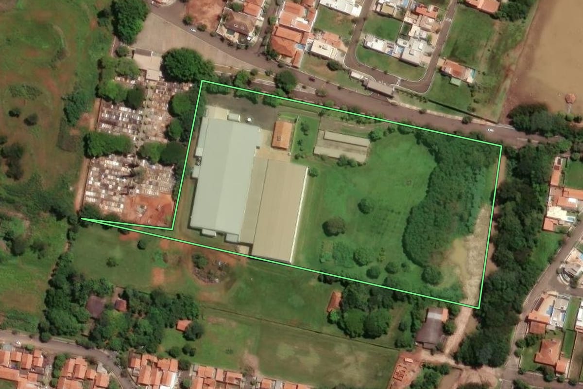 Imagem de satélite do imóvel rural em Santa Cruz da Conceição (SP), com o contorno declarado no CAR desenhado por cima.
