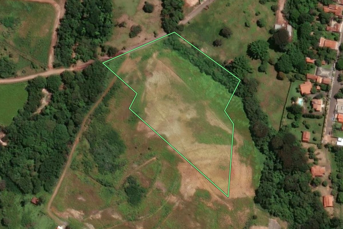 Imagem de satélite do imóvel rural em Santa Cruz da Conceição (SP), com o contorno declarado no CAR desenhado por cima.
