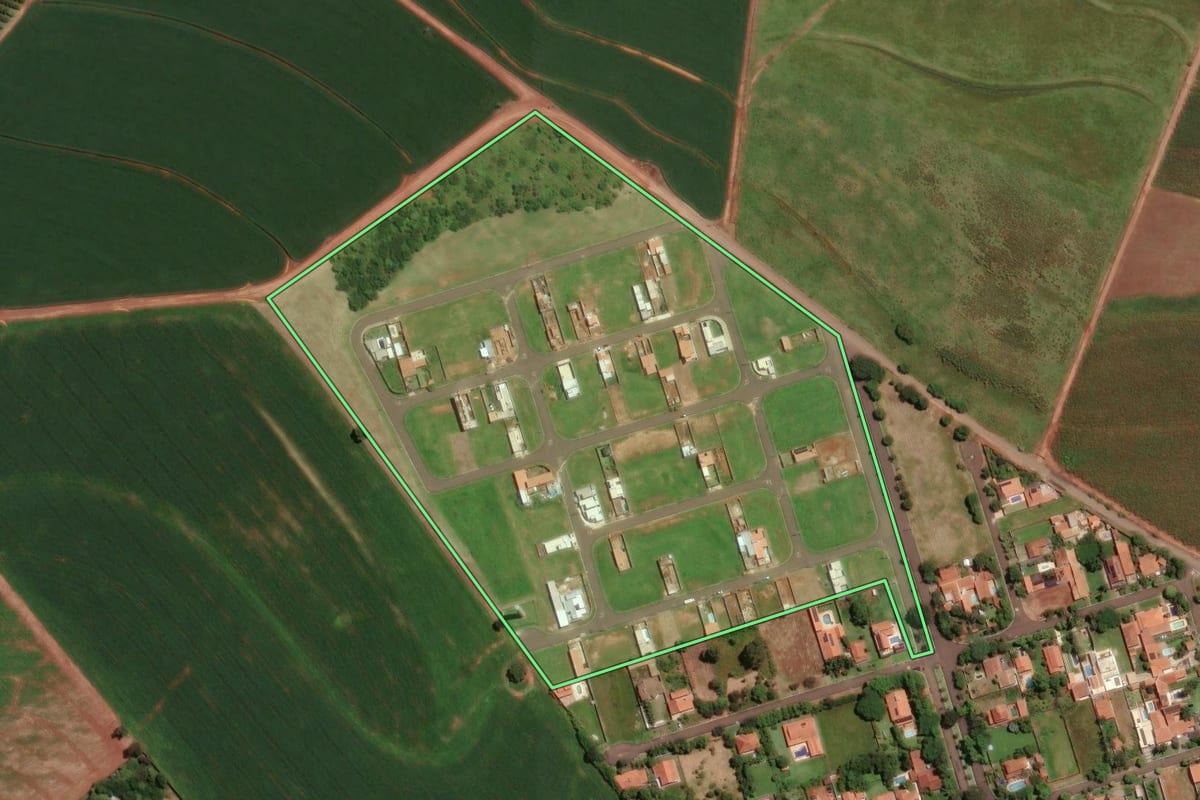 Imagem de satélite do imóvel rural em Santa Cruz da Conceição (SP), com o contorno declarado no CAR desenhado por cima.