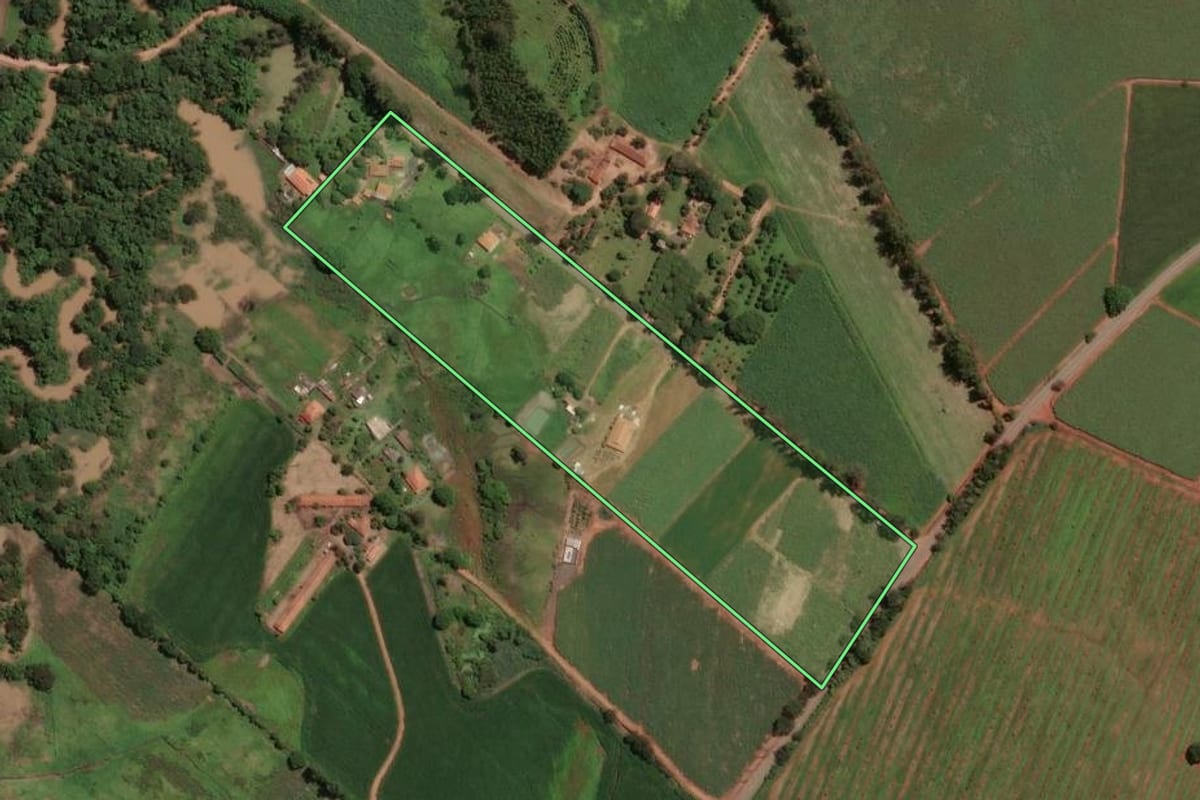 Imagem de satélite do imóvel rural em Santa Cruz da Conceição (SP), com o contorno declarado no CAR desenhado por cima.