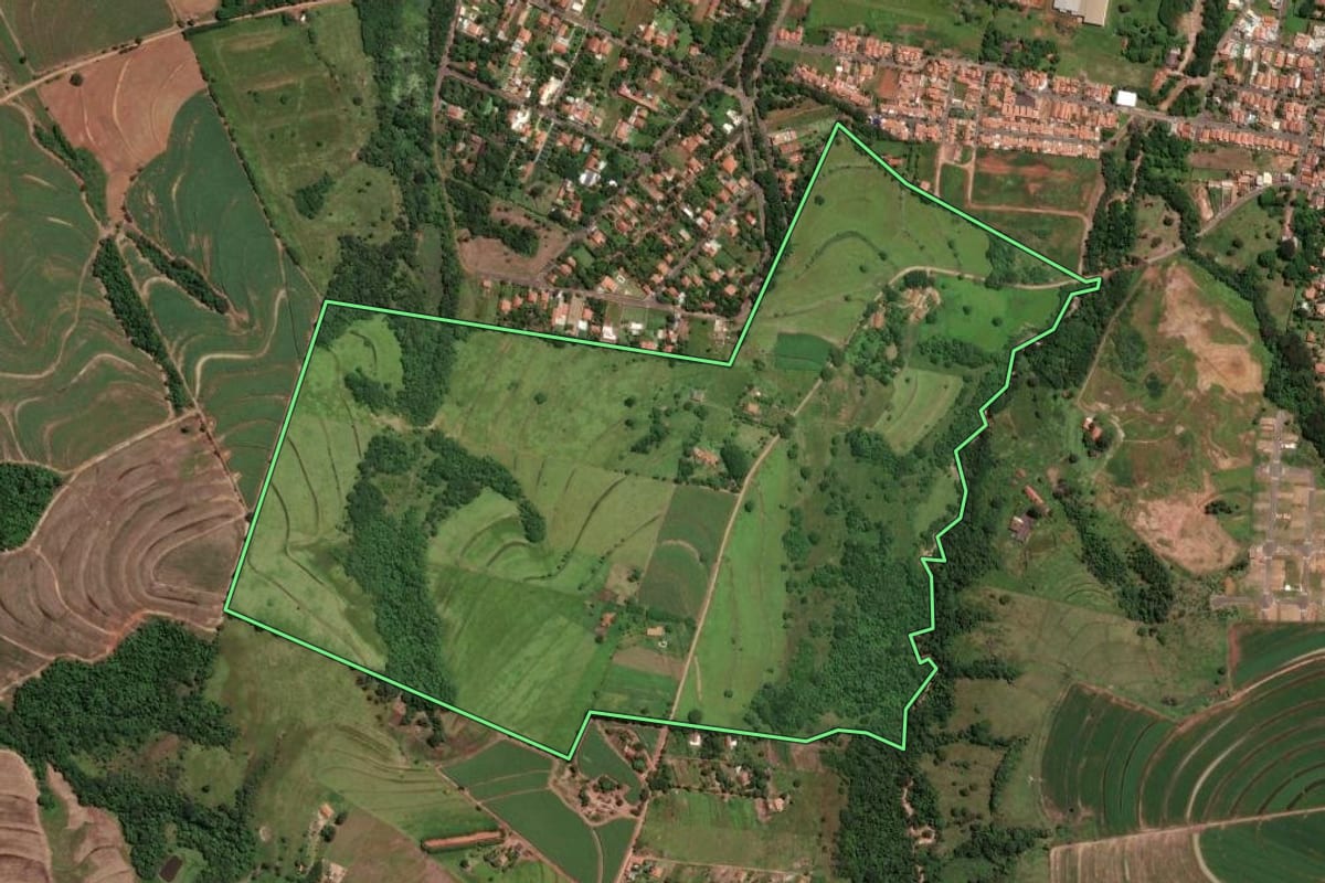 Imagem de satélite do imóvel rural em Santa Cruz da Conceição (SP), com o contorno declarado no CAR desenhado por cima.