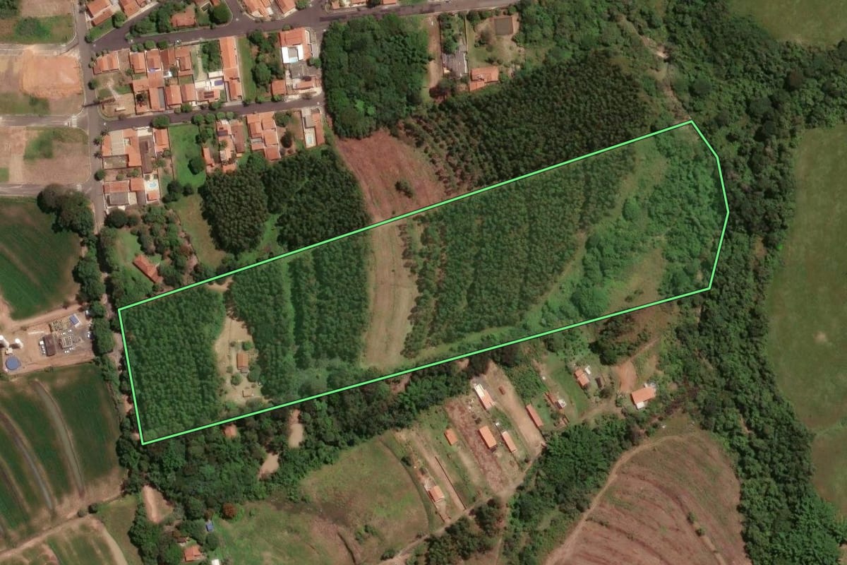 Imagem de satélite do imóvel rural em Santa Cruz da Conceição (SP), com o contorno declarado no CAR desenhado por cima.